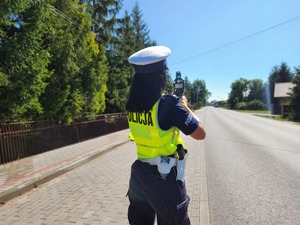 policjantka mierząca prędkość