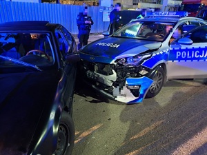 uszkodzony na skutek pościgu radiowóz policyjny i samochód bmw
