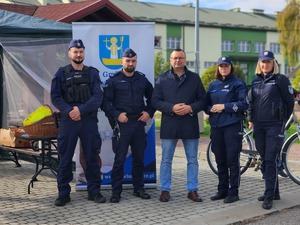 mieszkańcy Gawłuszowic z Wójtem i policjantami podczas działań