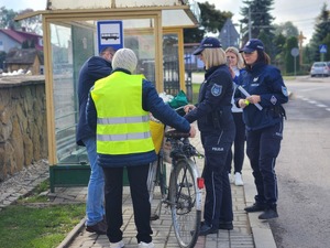 mieszkańcy Gawłuszowic z Wójtem i policjantami podczas działań