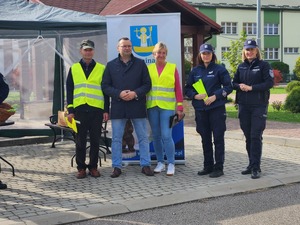 mieszkańcy Gawłuszowic z Wójtem i policjantami podczas działań
