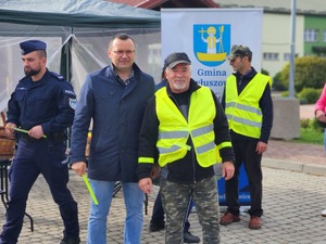 mieszkańcy Gawłuszowic z Wójtem i policjantami podczas działań