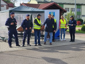 mieszkańcy Gawłuszowic z Wójtem i policjantami podczas działań