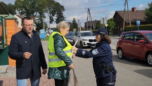 mieszkańcy Gawłuszowic z Wójtem i policjantami podczas działań