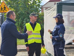mieszkańcy Gawłuszowic z Wójtem i policjantami podczas działań