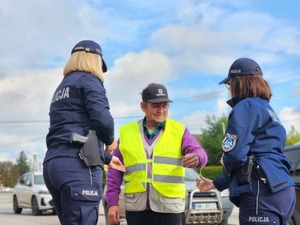 mieszkańcy Gawłuszowic z Wójtem i policjantami podczas działań
