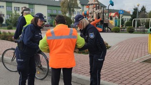 mieszkańcy Gawłuszowic z Wójtem i policjantami podczas działań