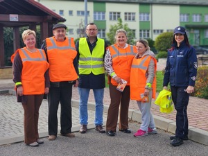 mieszkańcy Gawłuszowic z Wójtem i policjantami podczas działań