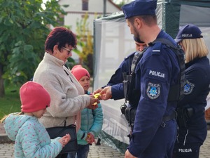 mieszkańcy Gawłuszowic z Wójtem i policjantami podczas działań