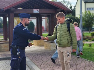mieszkańcy Gawłuszowic z Wójtem i policjantami podczas działań