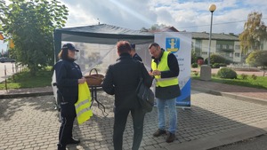 mieszkańcy Gawłuszowic z Wójtem i policjantami podczas działań