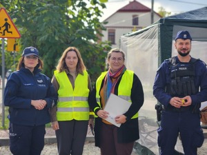 mieszkańcy Gawłuszowic z Wójtem i policjantami podczas działań