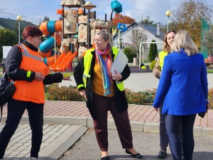mieszkańcy Gawłuszowic z Wójtem i policjantami podczas działań