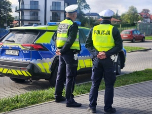policjanci przy radiowozie