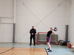 egzaminatorzy Policyjni i uczniowie przystępujący do testu sprawnościowego