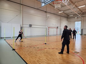 egzaminatorzy Policyjni i uczniowie przystępujący do testu sprawnościowego