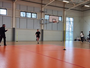 egzaminatorzy Policyjni i uczniowie przystępujący do testu sprawnościowego