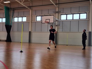 egzaminatorzy Policyjni i uczniowie przystępujący do testu sprawnościowego