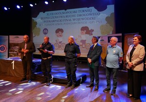 policjanci, organizatorzy Wojewódzkiego Finału Turnieju Bezpieczeństwa w Ruchu Drogowym