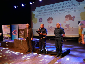policjanci, organizatorzy Wojewódzkiego Finału Turnieju Bezpieczeństwa w Ruchu Drogowym