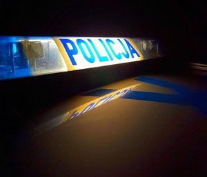 policyjna belka świetlna na dachu radiowozu z napisem policja