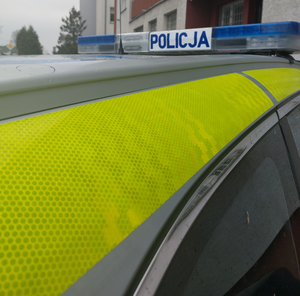 policyjna belka na dachu radiowozu z napisem policja