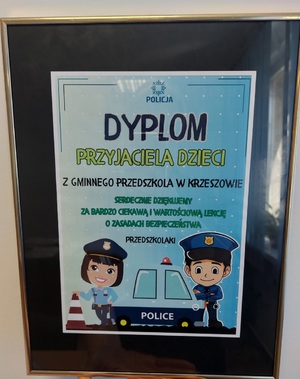 dyplom z napisem dyplom przyjaciela dzieci z gminnego przedszkola w krzeszowie