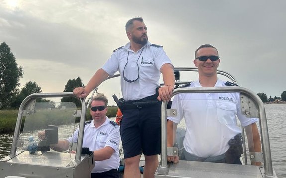 policjanci na łodzi policyjnej