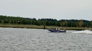 policyjna łódz na zbiorniku wodnym