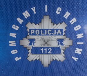 srebrny napis na drzwiach samochodu policja pomagamy i chronimy policja oraz policyjna gwiazda