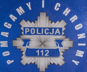 policyjna gwiazda wokół niej napis policja pomagamy i chronimy policja 112