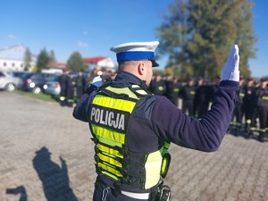 policjant ruchu drogowego prowadzi szkolenie dla strażaków