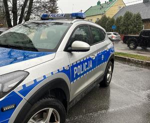policyjny radiowóz zaparkowany przed budynkiem fot. KPP NISKO