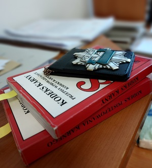 kodeks karny na którym leży policyjna legitymacja, FOT. KPP NISKO