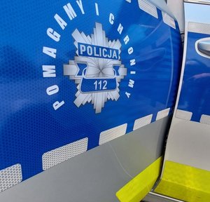 część policyjnego radiowozu z napisem policja pomagamy i chronimy fot. kpp nisko