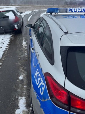 policyjny radiowóz stoi za osobowym pojazdem, fot. kpp nisko
