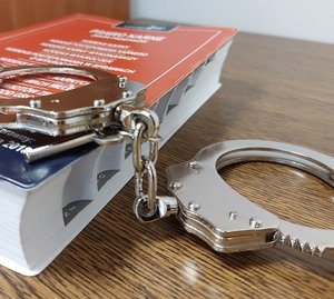 na aktach sprawy leżą kajdanki