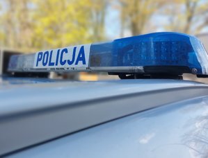 policyjna belka radiowozu z napisem policja