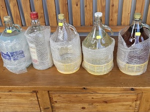 szklane butelki typu beczka wypełnione przezroczystą  cieczą