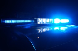 Belka policyjnego radiowozu z napisem Policja, pora nacna
