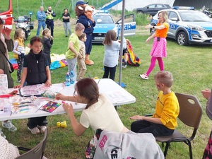 piknik rodzinny z policyjną maskotką lwem liczne grupy dzieci i dorosłych