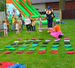 policyjna maskotka lew podczas pikniku rodzinnego na zdjęciu atrakcje w formie animacji dla licznych grup dzieci