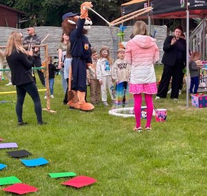 policyjna maskotka lew podczas pikniku rodzinnego oraz zabaw w plenerze  z dziećmi