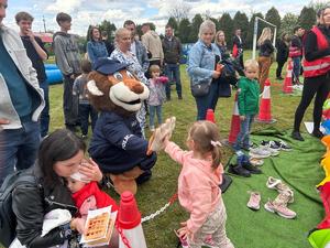 piknik rodzinny liczne grupy dzieci oraz policyjna maskotka lew