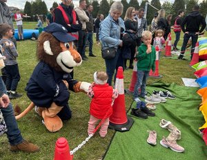 policyjna maskotka podczas spotkania z dziećmi na imprezie plenerowej
