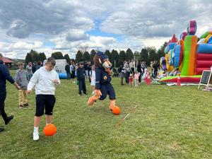 piknik rodzinny z udziałem policyjnej maskotki lwa