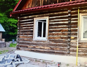 widok domu po pożarze przy którym ustawiona jest miarka