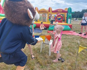 maskotka lew na pikniku rodzinnym