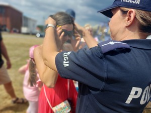 policjanci podczas imprezy plenerowej przy stoisku profilaktycznym