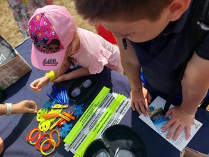 dzieci przy stoisku profilaktycznym podczas imprezy plenerowej